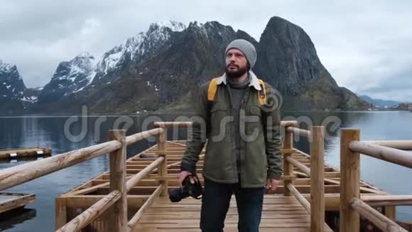 人走在木桥上无声的挪威峡湾背景山视频的预览图