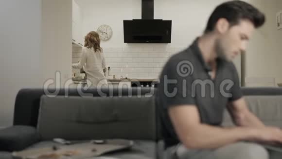 漂亮的女人在早上的厨房里放水壶困人合上笔记本视频的预览图