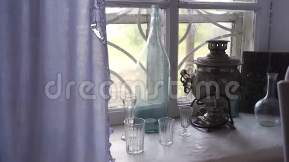俄罗斯生活的古董菜肴库存录像在萨莫瓦尔背景下配有切割玻璃眼镜和瓶子的成套服务视频的预览图