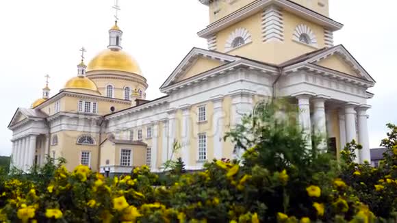 美丽的建筑立面的基督教教堂与金色圆顶库存录像教堂的白色墙壁视频的预览图