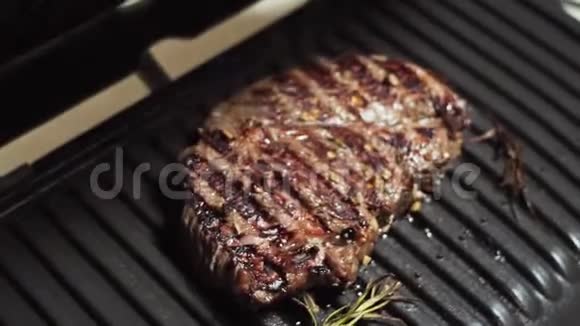 好吃的卡盘眼卷牛排准备吃多汁的烤腌肉视频的预览图