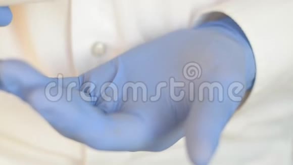 医生手里拿着蓝色的医疗手套从白色的瓶子里倒出黄色的止痛药或退热药视频的预览图