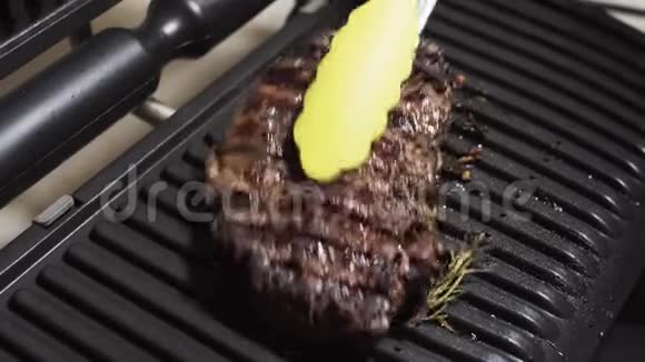 厨师拿了一份夹眼卷牛排准备吃多汁的烤腌肉视频的预览图