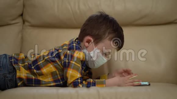 由于冠状病毒爆发男孩医疗面罩在脸上视频的预览图