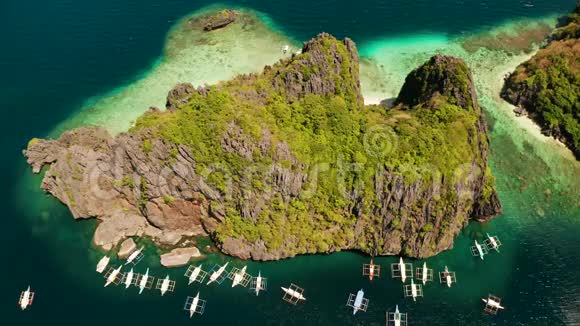 船和石灰石悬崖的鸟瞰图菲律宾埃尔尼多视频的预览图