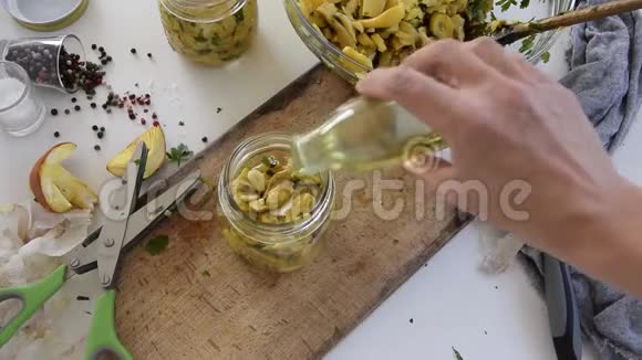女性手准备意大利凯撒蘑菇的个人视角视频的预览图