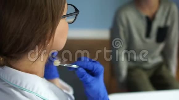 一名女儿科医生用音筒听孩子的肺肺部喘息预防视频的预览图