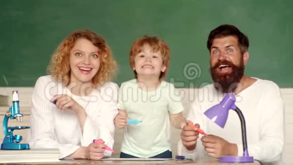 学教育理念小幸福家庭一起上学数学可爱的小学生和他的爸爸妈妈视频的预览图