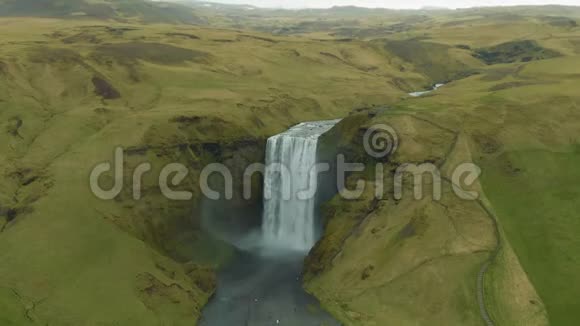 斯高佛斯瀑布和青山冰岛空中景观视频的预览图