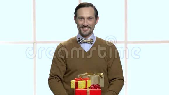 浪漫的男人拿着一叠礼物盒视频的预览图