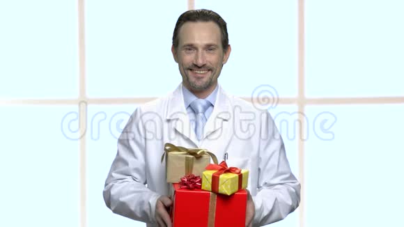 微笑医生赠送礼品盒视频的预览图