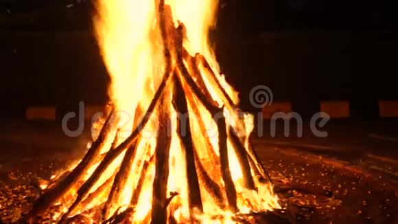 为洛赫里节点燃了巨大的篝火视频的预览图