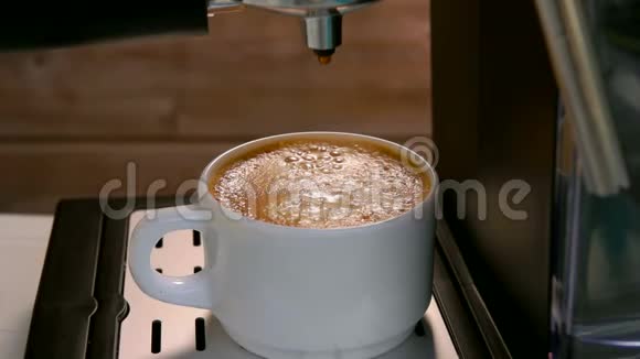 咖啡从咖啡机滴入白色杯子视频的预览图