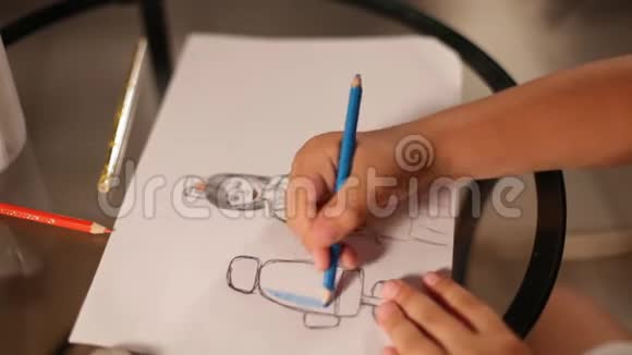 孩子用蓝色铅笔在纸上画女医生视频的预览图