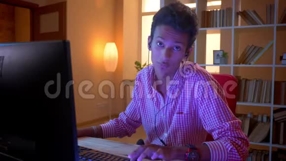 印度年轻有魅力的男性博客作者用笔记本电脑进行情感和情感上的特写镜头视频的预览图
