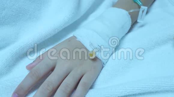 带病患儿的手住院治疗视频的预览图