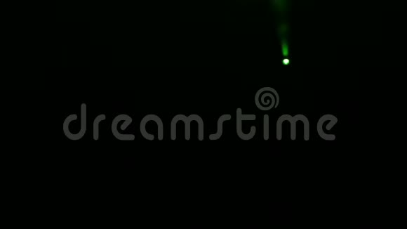 从顶部到顶部烟雾机烟雾中带有轮廓聚光灯的绿色光束的场景照明视频的预览图