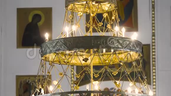 教堂里美丽的镀金吊灯库存录像帕尼卡迪洛是寺庙的主灯也是天教的象征视频的预览图
