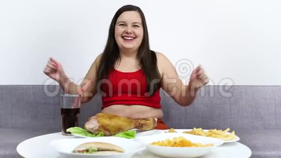 欢快的女人跳舞微笑超重的女人吃汉堡包视频的预览图