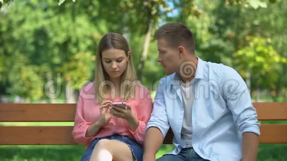 男人试图吸引女朋友的注意玩电话忽视他视频的预览图