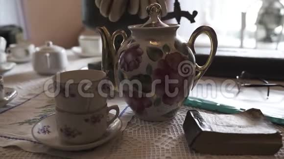 俄罗斯生活的古董菜肴库存录像服务集瓷杯和茶壶背景的萨莫瓦尔茶茶视频的预览图