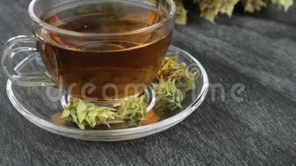 一大堆山茶马洛提拉和杯子与温暖的茶希腊传统草药木制b杯透明杯希腊山茶视频的预览图