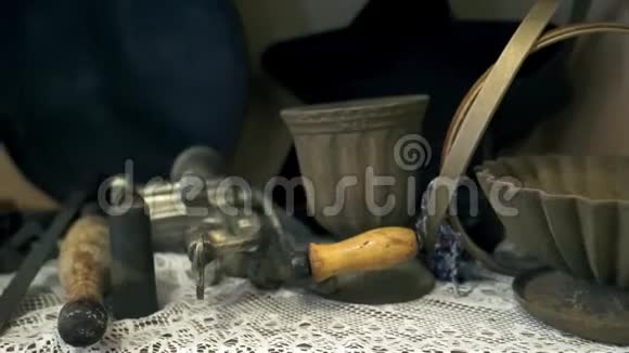 古老的俄罗斯生活库存录像在俄罗斯旧生活博物馆小屋工作的真正物品工人视频的预览图