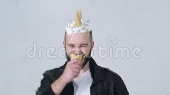 创意搞笑的年轻男性头像头上戴着冰淇淋视频的预览图
