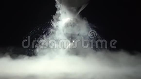 液氮从容器中倒入玻璃钟视频的预览图
