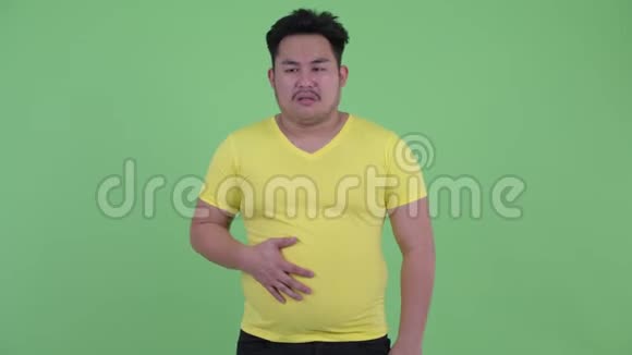 有趣的超重亚洲年轻人胃痛视频的预览图