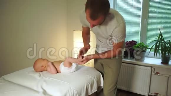 专业按摩师在诊所给小孩足部按摩视频的预览图