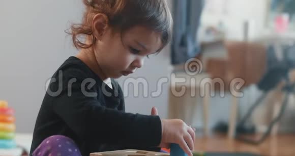 幼儿玩木玩具积木视频的预览图