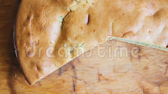 半圆洋葱自制的馅饼放在一张木桌上一个男人亲手切面包店视频的预览图