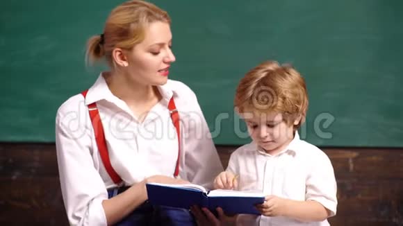老师在学校班上和一个小男孩订婚了穿制服的学童教室里的老师教师和视频的预览图