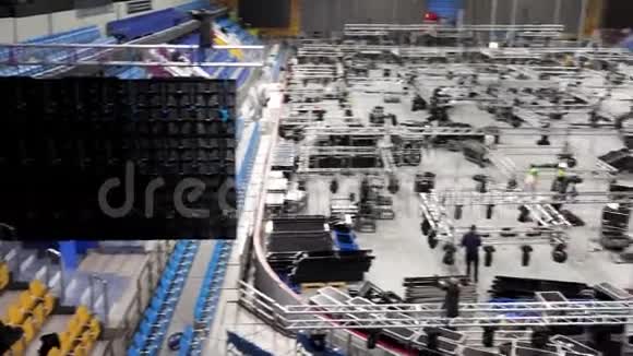 体育大厅音乐会的专业音响灯光视频和舞台设备的安装库存数据视频的预览图