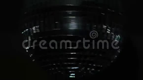黑色背景下迪斯科球的特写概念迪斯科球在黑暗中旋转反射光线漂亮的玻璃迪斯科舞厅视频的预览图