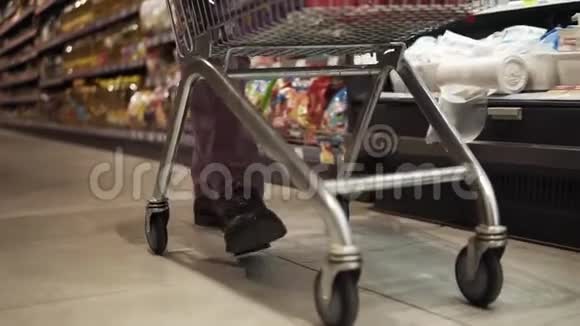 在超市购物从手推车里看到男腿一个人推着购物车视频的预览图