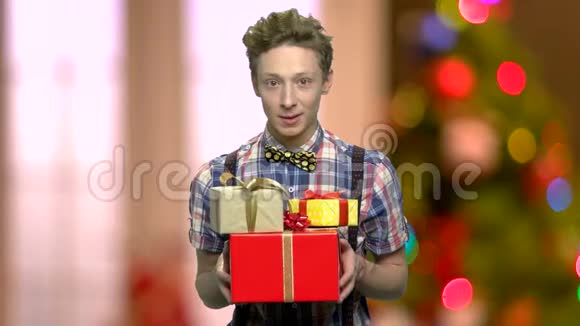 有趣的男孩给你圣诞礼盒视频的预览图