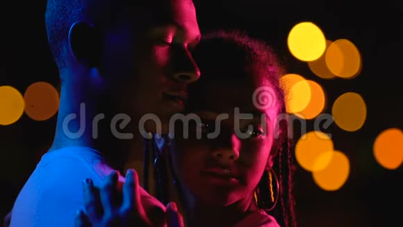 快乐的青少年夫妇拥抱和触摸前额浪漫的夜晚城市约会视频的预览图
