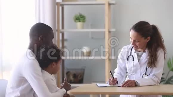 女性白种人医生听非洲小病人之父视频的预览图