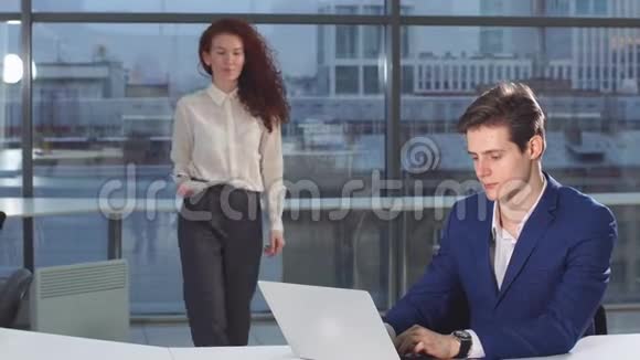 公司的女雇员给老板带财务文件视频的预览图