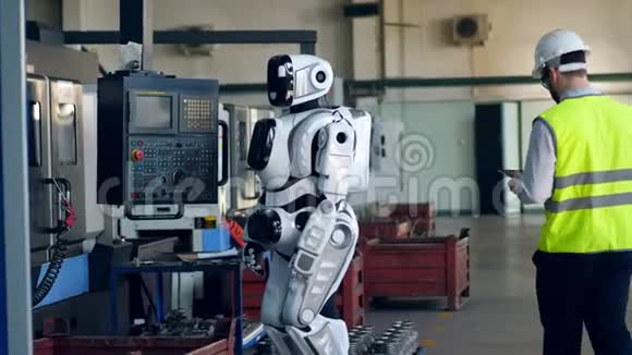 男工程师正在用他的电脑管理一个机器人视频的预览图