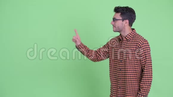 快乐的西班牙年轻时髦男人摸东西竖起大拇指视频的预览图