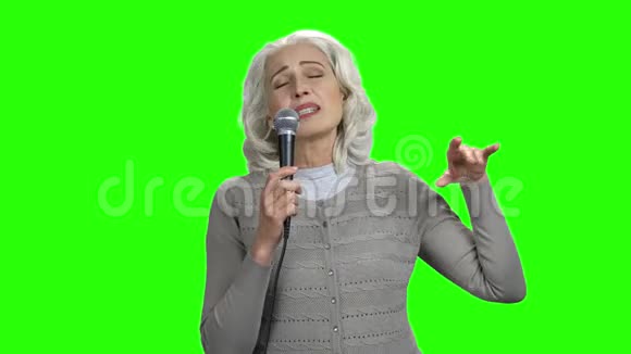 绿色屏幕上的高级歌手女士视频的预览图
