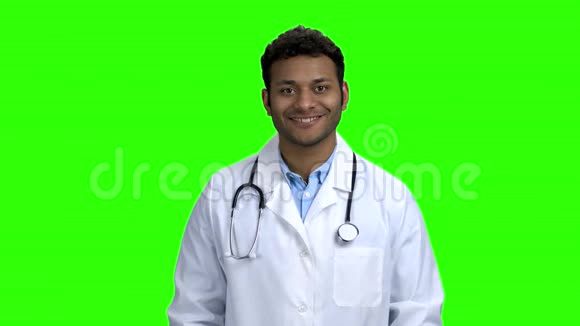 快乐年轻医生的肖像显示OK标志视频的预览图