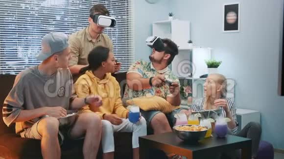 帅哥在虚拟现实眼镜里玩网络游戏一个人赢得了比赛视频的预览图
