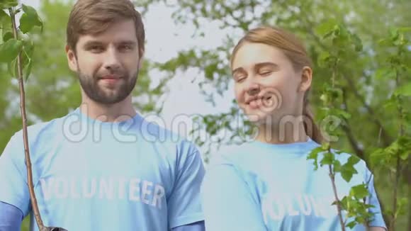 快乐生态志愿者与树木树苗微笑相机自然保护视频的预览图