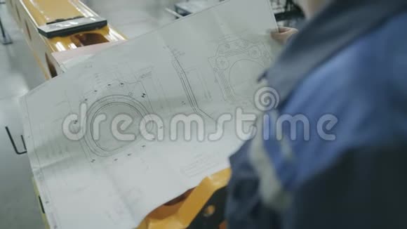 一个人拿着施工图工程人手中的建筑蓝图视频的预览图