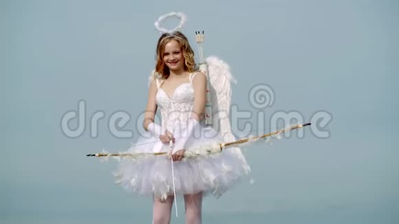 享受神奇的时刻爱的上帝可爱的女孩丘比特与弓箭准备找到你的爱小女神视频的预览图
