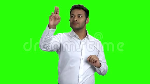 印度商人用透明的虚拟屏幕工作视频的预览图